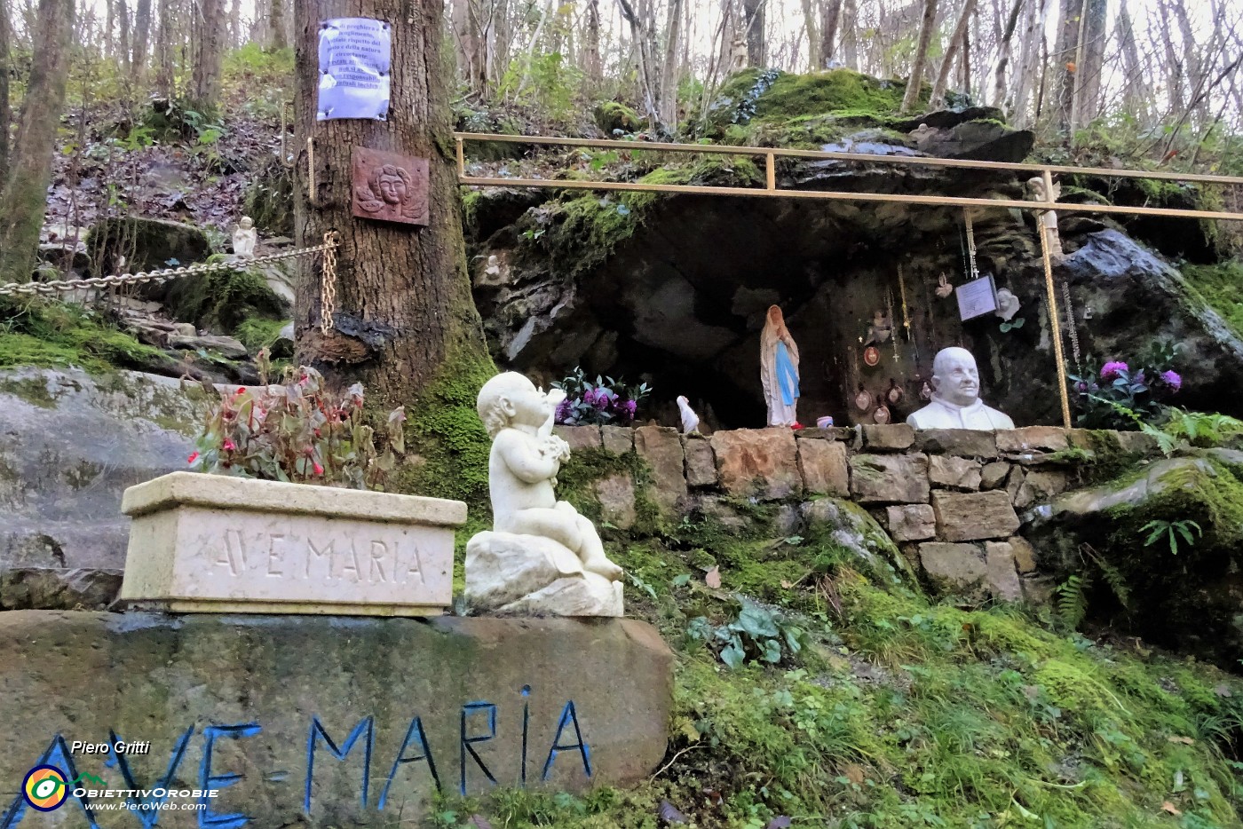 37 La Grotta della Madonna di Lourdes .JPG